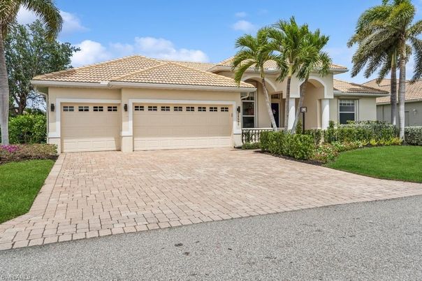 Attached, Exterior, Facade, Mediterranean