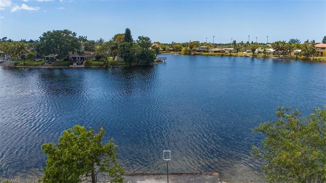 Exterior, Lake