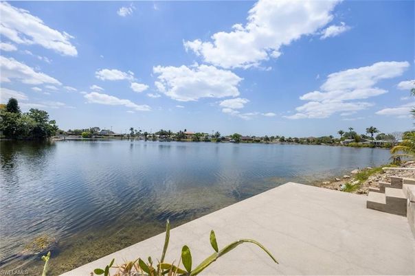 Exterior, Lake