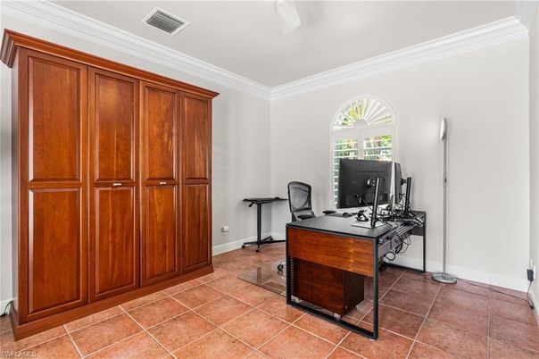Home Office, Interior