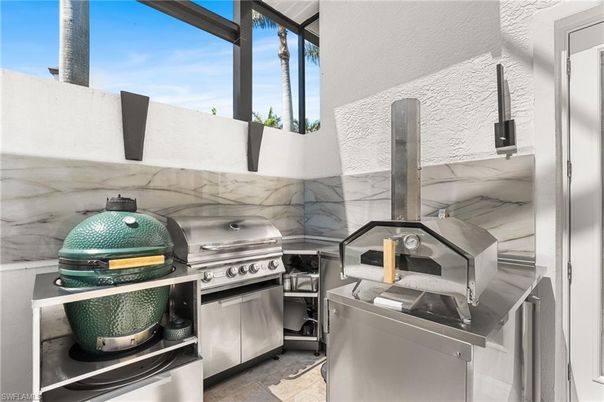 Exterior, Interior, Stainless Steel Appliances