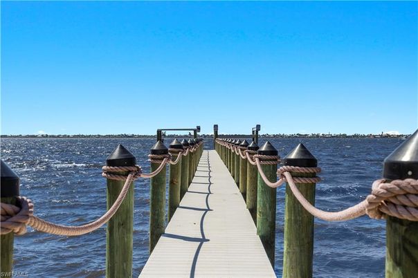 Exterior, Lake