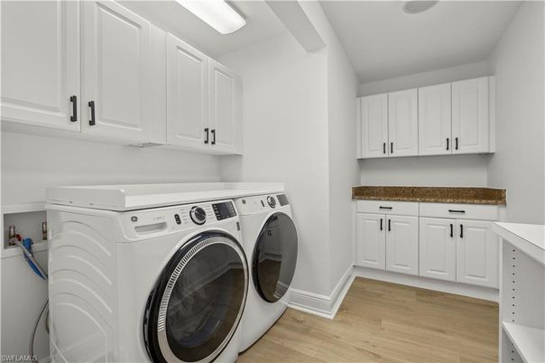 Interior, Washer, Wood Texture Flooring