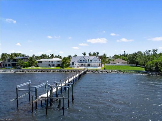 Exterior, Lake