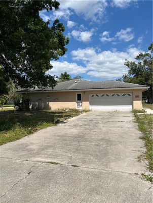 Attached, Exterior, Facade, Ranch