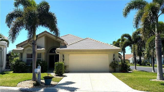 Attached, Exterior, Facade, Mediterranean