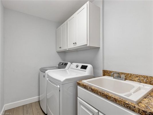 Interior, Washer, Wood Texture Flooring