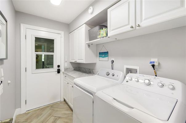 Interior, Recessed Lighting, Washer, Wood Texture Flooring