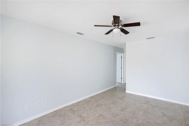 Empty room, Interior