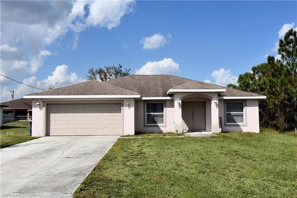 Attached, Exterior, Facade, Ranch