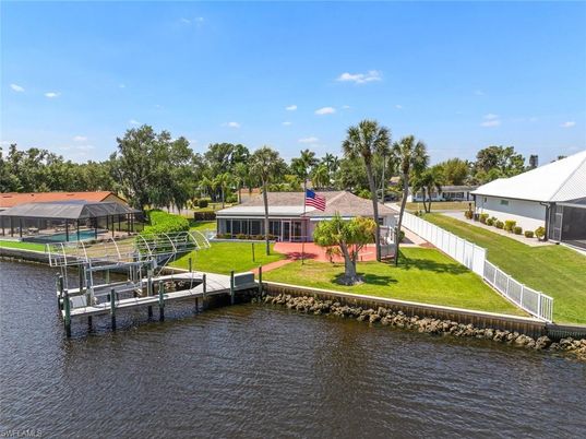Exterior, Lake