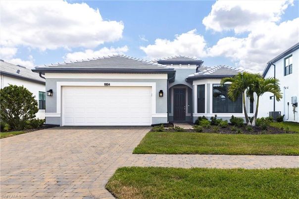 Attached, Exterior, Facade, Mediterranean