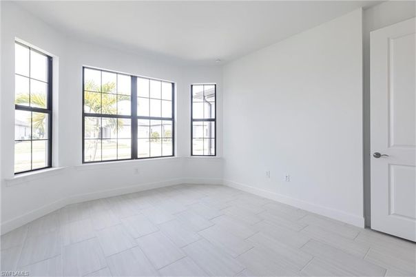 Empty room, Interior