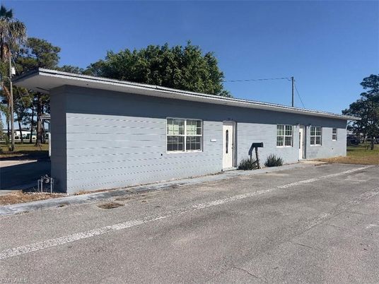 Exterior, Facade, Ranch