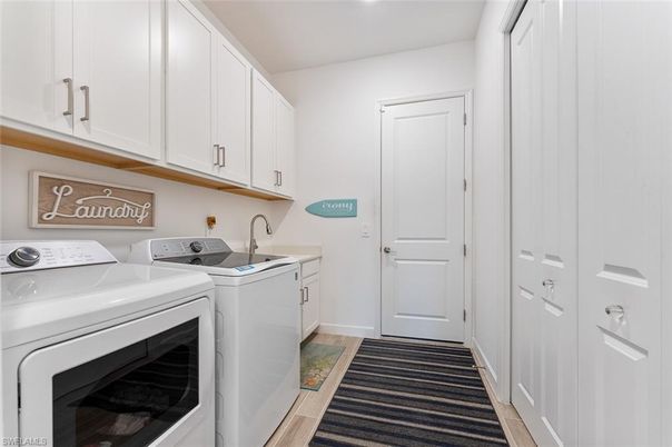 Interior, Recessed Lighting, Washer, Wood Texture Flooring