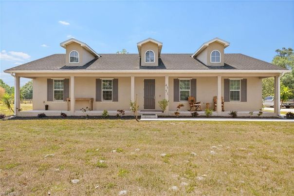 Exterior, Facade, Ranch