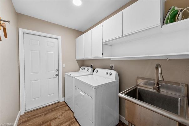 Interior, Recessed Lighting, Washer, Wood Texture Flooring