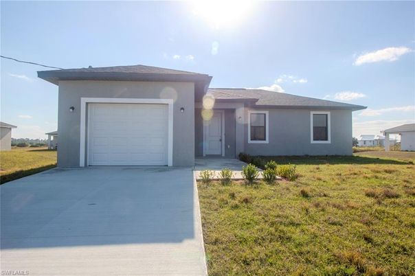 Attached, Backyard, Exterior, Facade, Modern