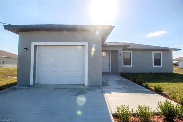 Attached, Exterior, Facade, Modern