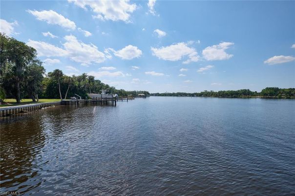 Exterior, Lake