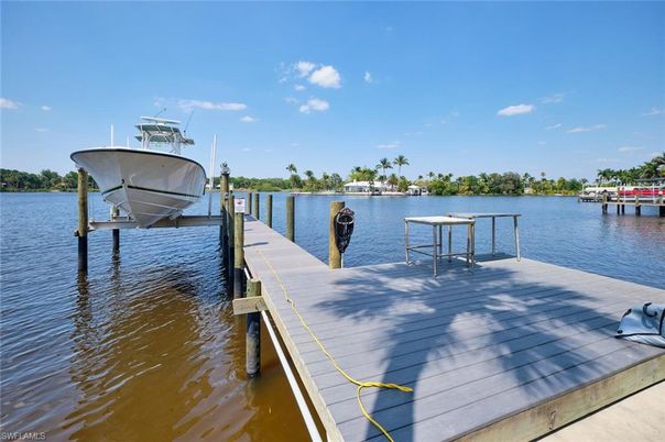 Exterior, Lake