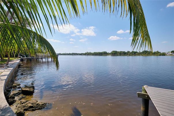 Exterior, Lake