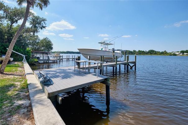 Exterior, Lake