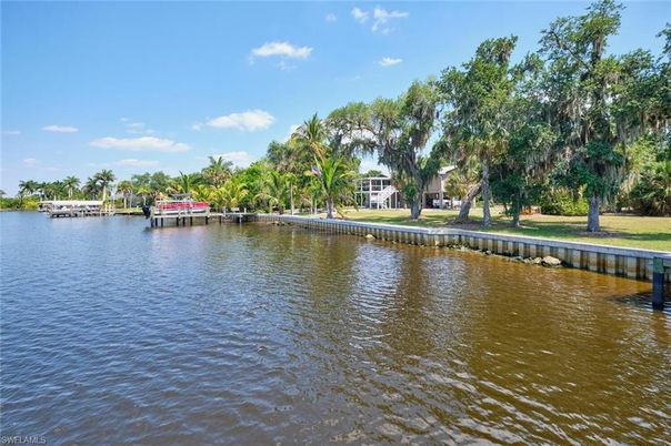 Exterior, Lake