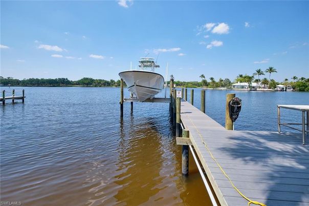 Exterior, Lake