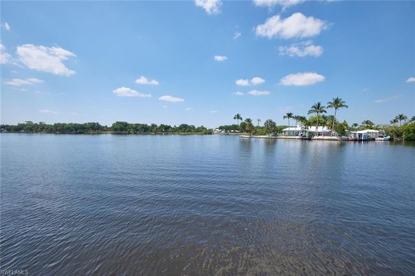 Exterior, Lake