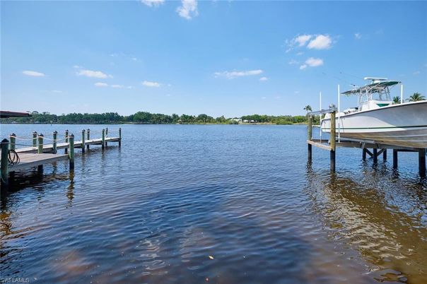 Exterior, Lake