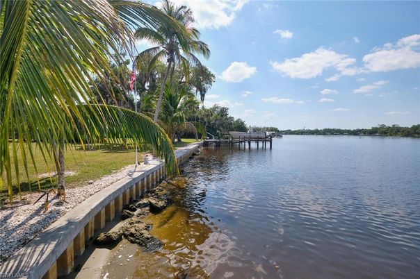 Exterior, Lake