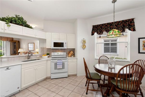 Dining room, Interior, Kitchen, Pendant Lights, Stainless Steel Appliances