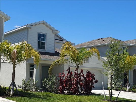 Attached, Exterior, Facade, American Craftsman