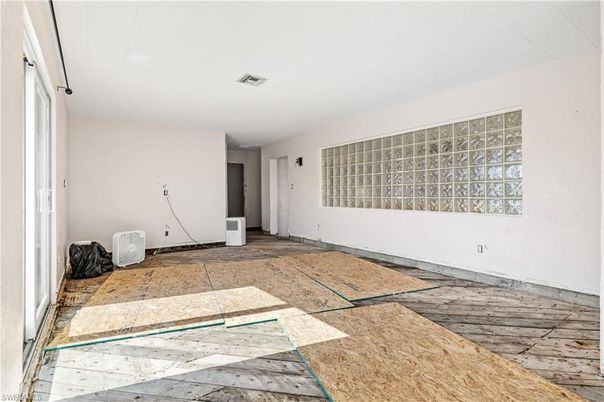 Empty room, Interior
