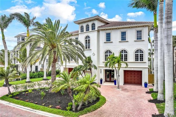 Attached, Exterior, Facade, Mediterranean