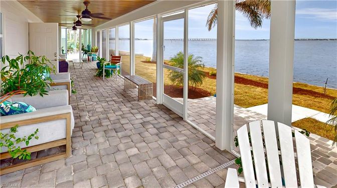 Exterior, Interior, Sun Room, Water