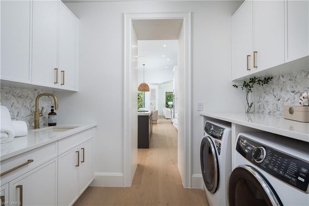 Interior, Pendant Lights, Recessed Lighting, Washer, Wood Texture Flooring