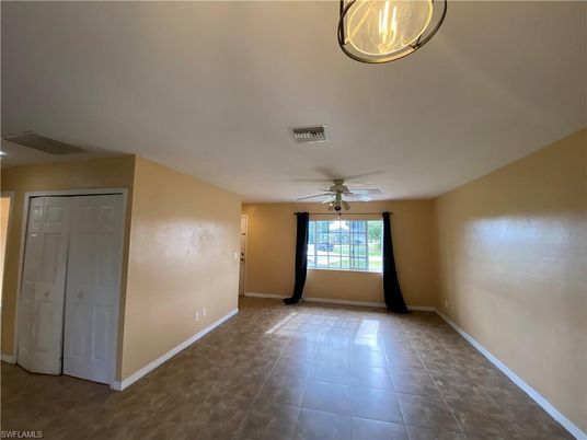 Empty room, Interior