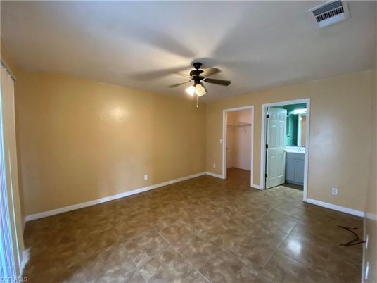 Empty room, Interior