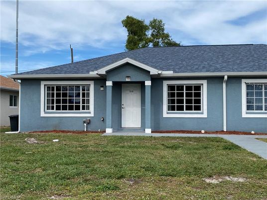 Exterior, Facade, Ranch
