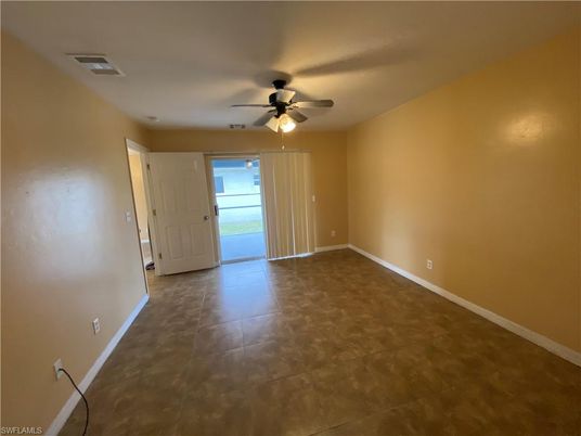 Empty room, Interior