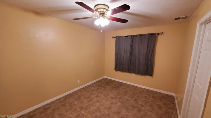 Empty room, Interior