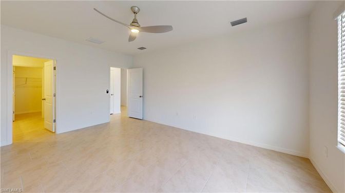 Empty room, Interior