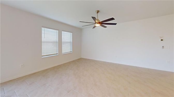 Empty room, Interior