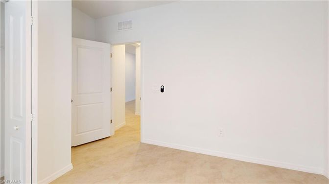 Empty room, Interior