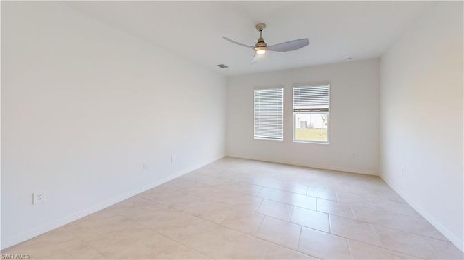 Empty room, Interior