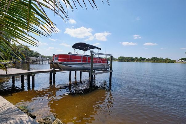 Exterior, Lake