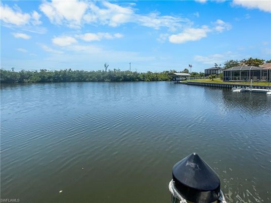 Exterior, Lake
