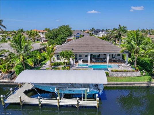 Exterior, Lake